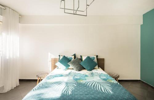 Garches Apartment | Air conditioned apartment, 3 min walk to the beaches, Garage