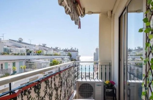 Nice City Centre Apartment | Air-conditioned apartment with terrace sea view