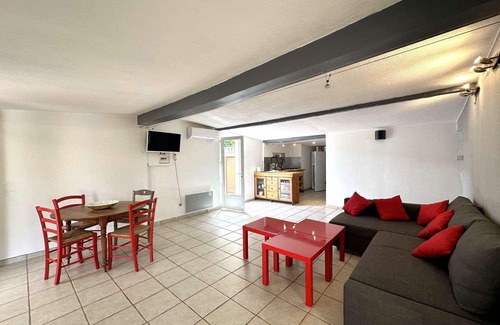Giens Apartment | Air-conditioned cabin for 7 people, with access to the beach on the Giens peninsula