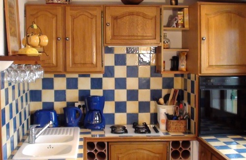 Roussillon Apartment | Air-conditioned country cottage with wifi and shaded terrace facing the Luberon