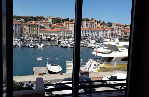 Port-Vendres Apartment | Air-conditioned furnished holiday home + parking lot opposite PORT-VENDRES marina