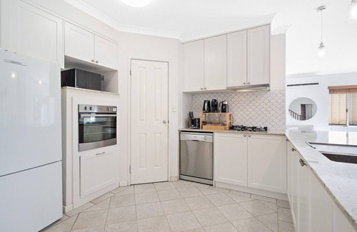Wembley House | Air conditioned house near city and beach with secure garage