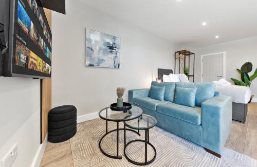 Southgate Green Apartment | Air-Conditioned Retreat, 20min to Central