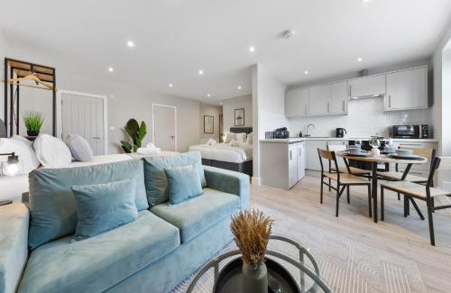 Southgate Green Apartment | Air-Conditioned Retreat, 20min to Central