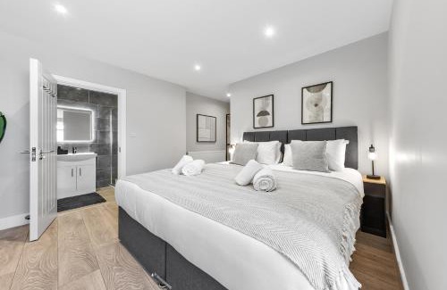 Southgate Green Apartment | Air-Conditioned Retreat, 20min to Central