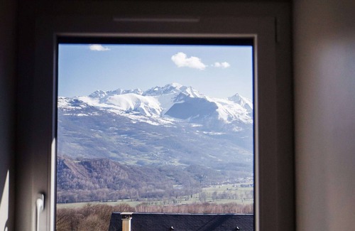Ouzous House | Air-conditioned semi-detached house, 9 Pers between ARGELES and LOURDES, view of the valley