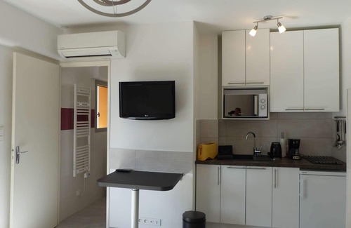 Le Lavandou Apartment | AIR-CONDITIONED STUDIO WITH GARAGE IN DOWNTOWN LAVANDOU