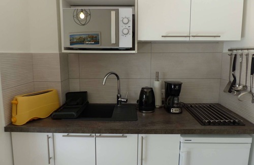 Le Lavandou Apartment | AIR-CONDITIONED STUDIO WITH GARAGE IN DOWNTOWN LAVANDOU
