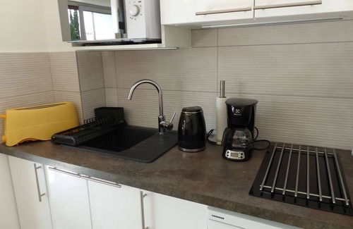 Le Lavandou Apartment | AIR-CONDITIONED STUDIO WITH GARAGE IN DOWNTOWN LAVANDOU