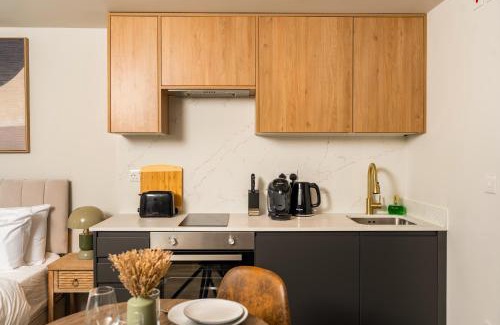 Friern Barnet Apartment | Air-Conditioned Studio, North London Access