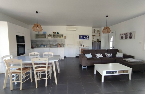Ghisonaccia Villa | Air-conditioned VILLA 10 minutes' drive from the sea. Enclosed garden 1000m2 with trees