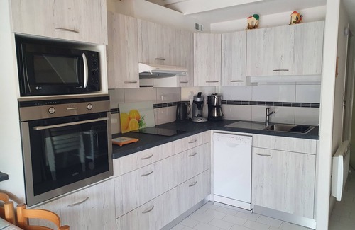 Portiragnes-Plage Villa | AIR CONDITIONED VILLA 5 pers. - SEA at 200M - INTERNET - SHOPS at 100 M - CLASSIFIED 3*.
