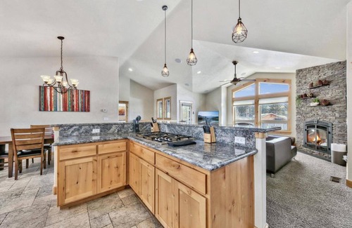 Mountain View Estates Cabin | Air Conditioning, Private Hot Tub, Pet Friendly, Near Lake, Bunks, Extra Kids Allowed