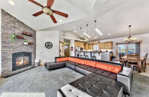 Mountain View Estates Cabin | Air Conditioning, Private Hot Tub, Pet Friendly, Near Lake, Bunks, Extra Kids Allowed