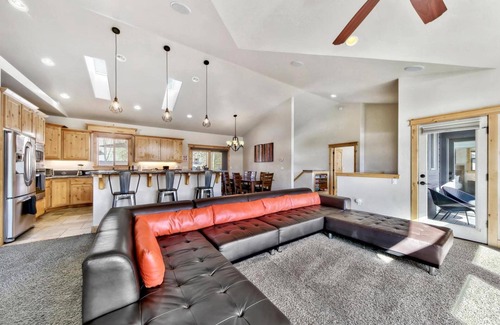 Mountain View Estates Cabin | Air Conditioning, Private Hot Tub, Pet Friendly, Near Lake, Bunks, Extra Kids Allowed