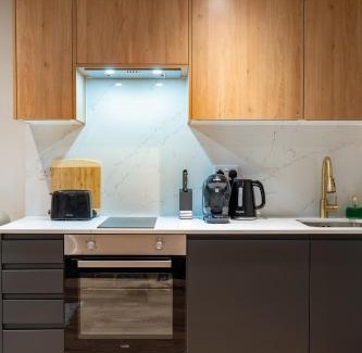 Friern Barnet Apartment | Air Conditioning, Studio in North London, Easy Transport