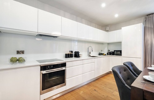 Covent Garden Apartment | Aircon and Luxury 2 Bedr/3 Beds/2 Bath Covent Garden