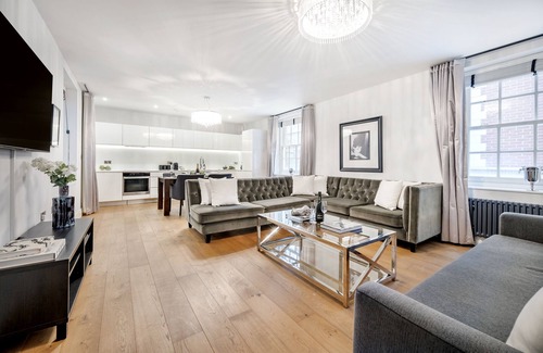 Covent Garden Apartment | Aircon and Luxury 2 Bedr/3 Beds/2 Bath Covent Garden
