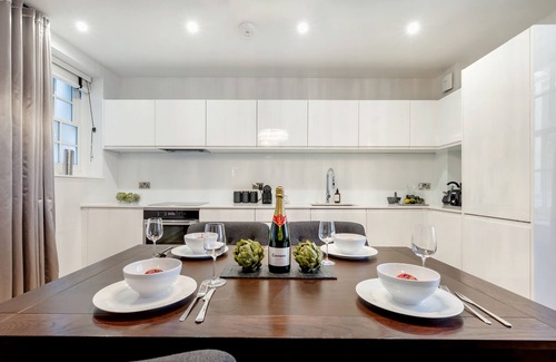 Covent Garden Apartment | Aircon and Luxury 2 Bedr/3 Beds/2 Bath Covent Garden