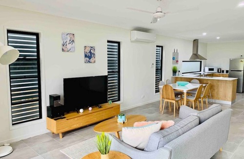 Airlie Beach House | AIRLIE BEACH Delight. Hop, skip jump to everything