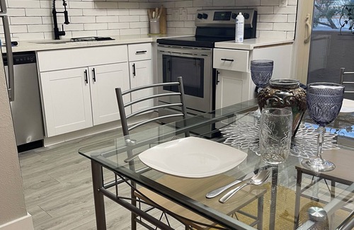 Tempe Apartment | Airport,ASU,fall ball, spring training, 2desks, balcony, king bed, fiber Wi-Fi