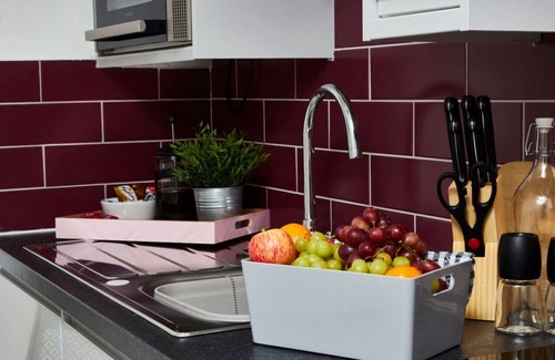 Castle Donington Apartment | Airport Close, Work Ready: Gym Access, Fast Wifi