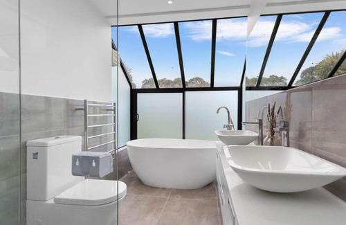 Hillsborough House | Airport closest mansion-AN AMAZING PLACE WORTH EVERY CENT
