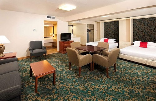 St. George Hotel | Airport Convenience! 2 Comfy Units, Breakfast, Pool