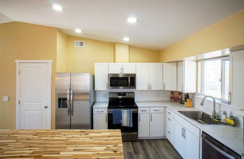 South Mountain House | Airport,Downtown,food,shopping,mountain views,WiFi