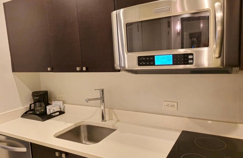 Ludlam Condo | Airport MIA, Convenient King Studio w Kitchen