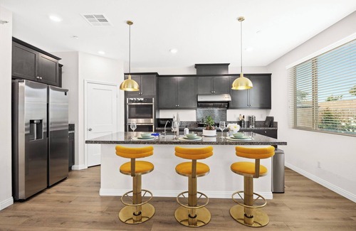 Ontario House | Airport/New/Clean/Large Space/King Bed/3 TVS