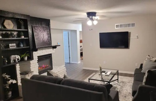 Greater South Side House | Airport Ranch Retreat. Min's to DWTN