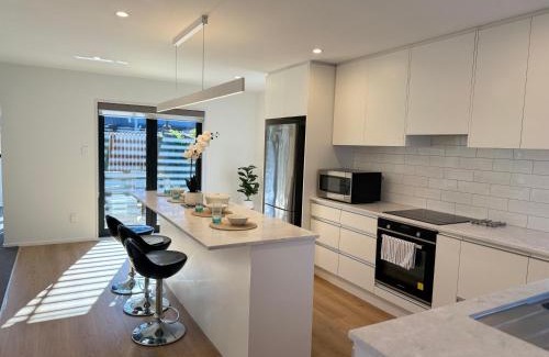 Burnside House | Airport Retreat 4BR 8 Guests