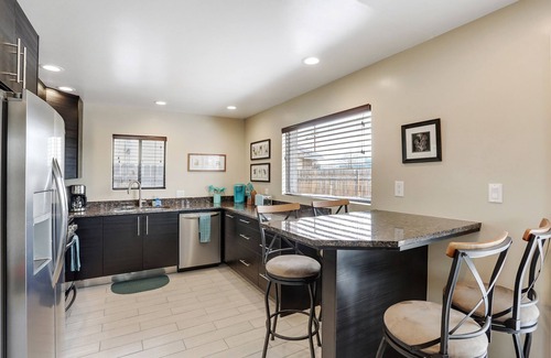 Albuquerque House | Airport to bed in 5 minutes, Kirtland-Sandia Labs, Walk to Michael Thomas Coffee