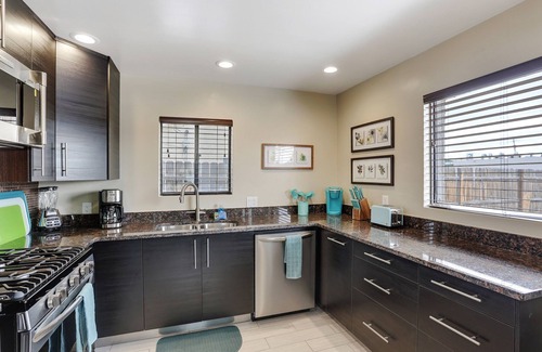 Albuquerque House | Airport to bed in 5 minutes, Kirtland-Sandia Labs, Walk to Michael Thomas Coffee