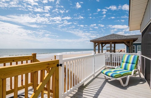 Long Beach House | Airwaves: Cozy, Oceanfront Beach Cottage with Cheerful Interior