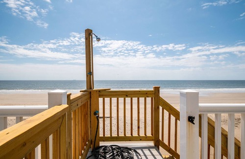 Long Beach House | Airwaves: Cozy, Oceanfront Beach Cottage with Cheerful Interior