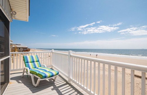 Long Beach House | Airwaves: Cozy, Oceanfront Beach Cottage with Cheerful Interior