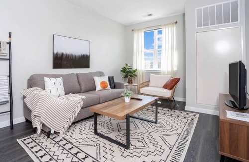 Stamford Apartment | Airy 1bd/1ba + Pool - Near Stamford Harbor