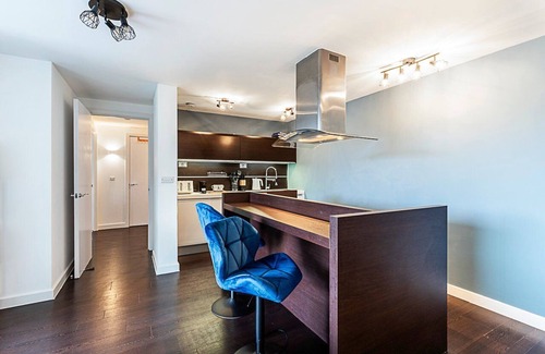 St. Dunstan's Apartment | Airy 2-Bedroom Flat with Balcony