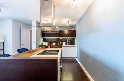 St. Dunstan's Apartment | Airy 2-Bedroom Flat with Balcony