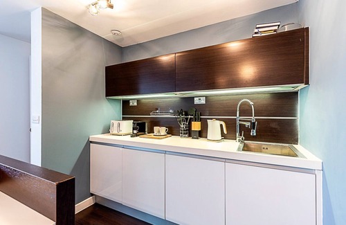 St. Dunstan's Apartment | Airy 2-Bedroom Flat with Balcony