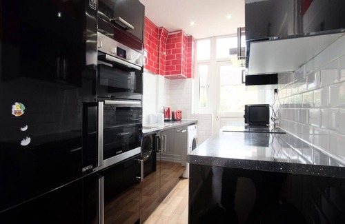 River House | Airy 3 bedroom house with free parking n Garden