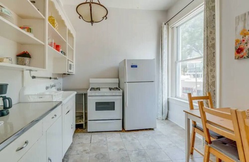 Music Row Apartment | Airy and Bright on Broadway!