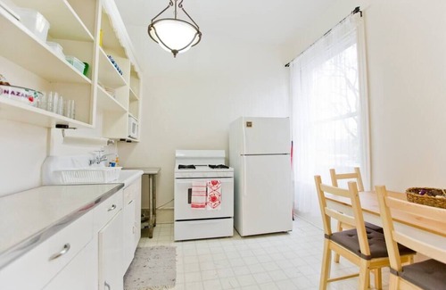 Music Row Apartment | Airy and Bright on Broadway!