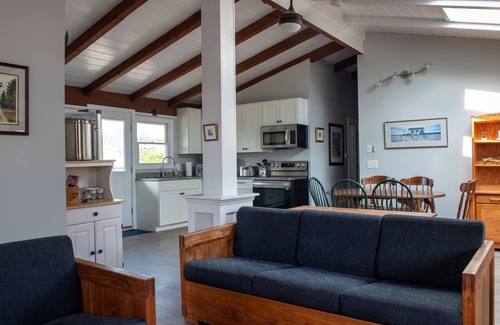 Scarborough Cottage | Airy beach cottage steps away from Pine Point Beach!