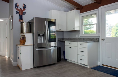 Scarborough Cottage | Airy beach cottage steps away from Pine Point Beach!