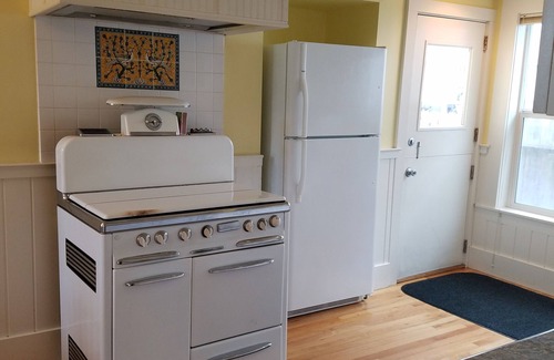 Eureka Cottage | Airy & Bright 2 Story, 3 Bdrm Cottage Short Walk to Old Town.