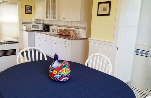 Eureka Cottage | Airy & Bright 2 Story, 3 Bdrm Cottage Short Walk to Old Town.