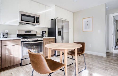 Campbell Apartment | Airy Campbell 1BR w/Gym, Pool & Hot Tub, walk to WF & TJ, by Blueground